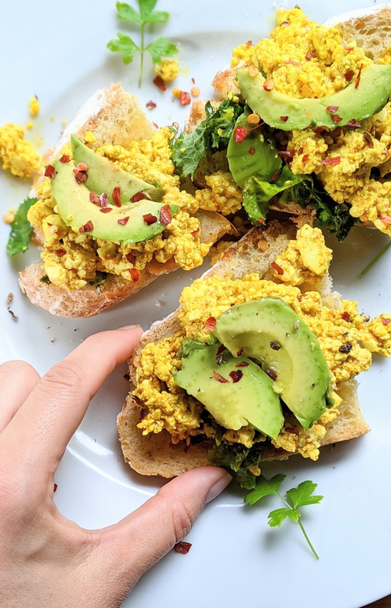 vegan egg scramble recipe with avocado kale chili pepper vegan gluten free